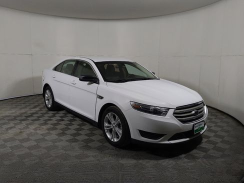 Used 2018 Ford Taurus SE image 11