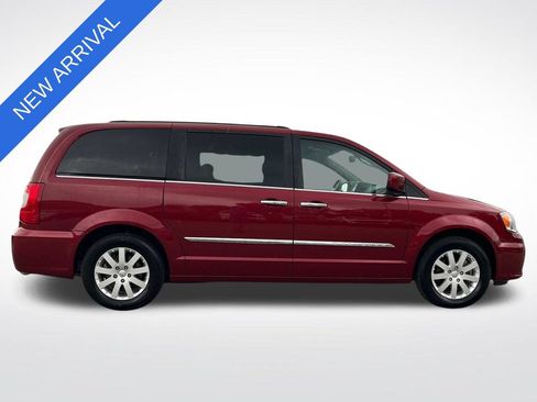 Used 2016 Chrysler Town & Country Touring w/ Driver Convenience Group FWD image 2