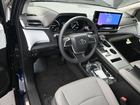 Used 2026 Toyota Sienna XLE AWD/4WD image 4
