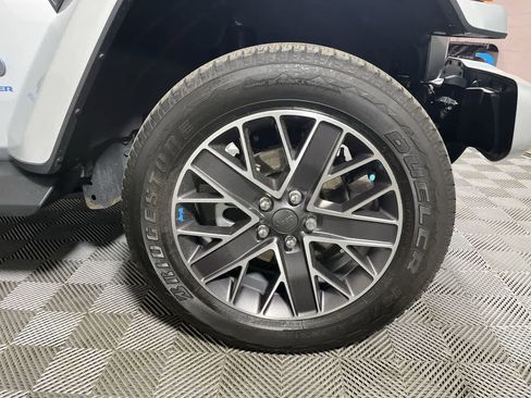 Used 2023 Jeep Wrangler Unlimited Sahara AWD/4WD image 10