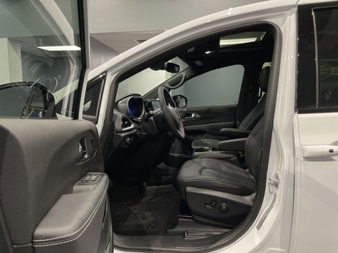 New 2026 Chrysler Pacifica Select image 16