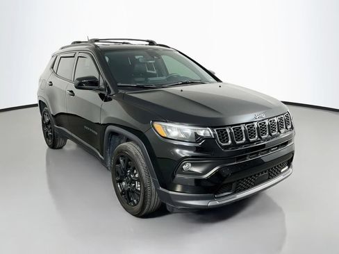Used 2025 Jeep Compass Latitude w/ Altitude Special Edition AWD/4WD image 3