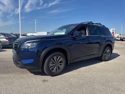New 2025 Nissan Pathfinder SV w/ Black Appearance Package