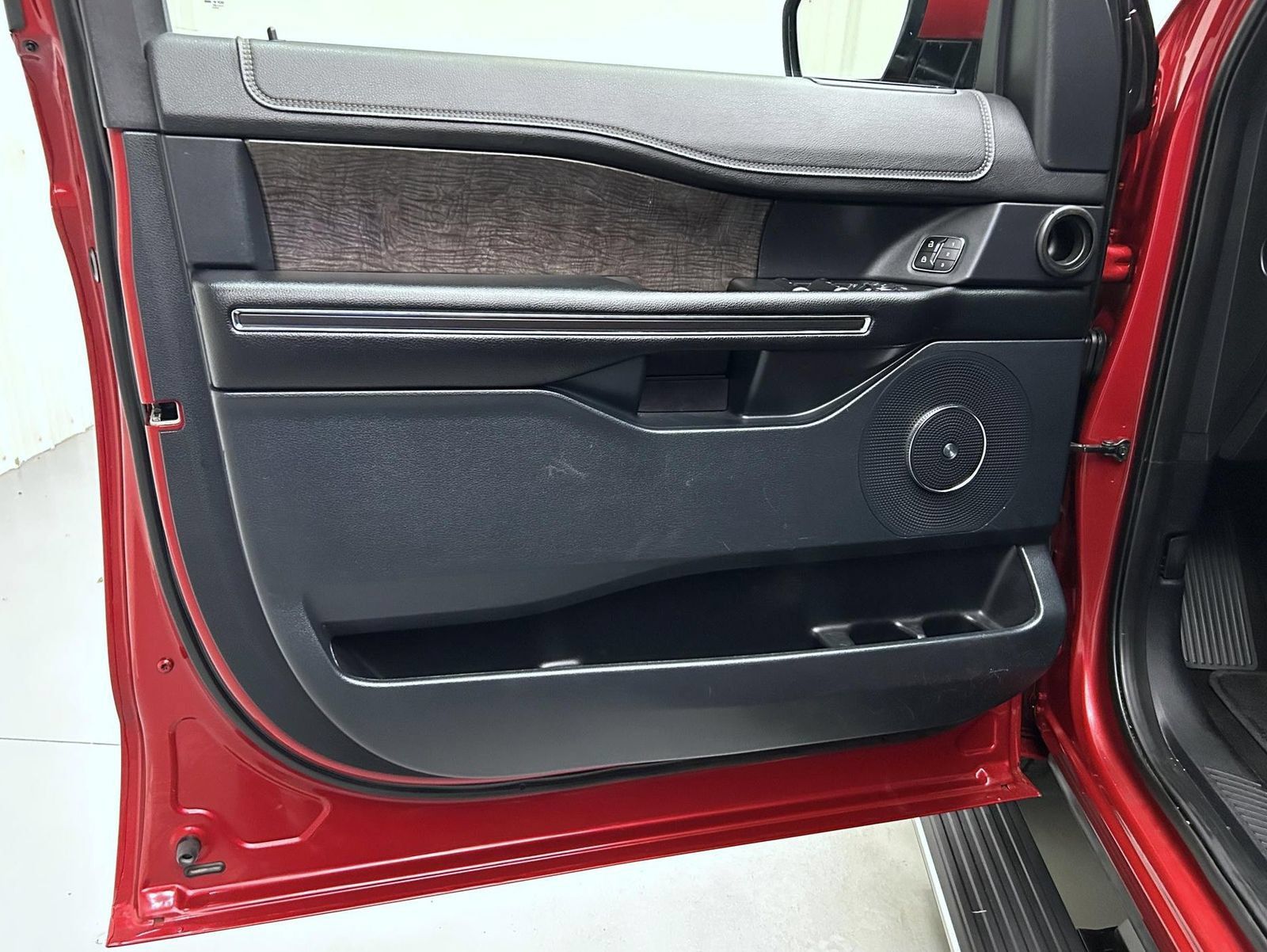 Used 2021 Ford Expedition Limited AWD/4WD image 9