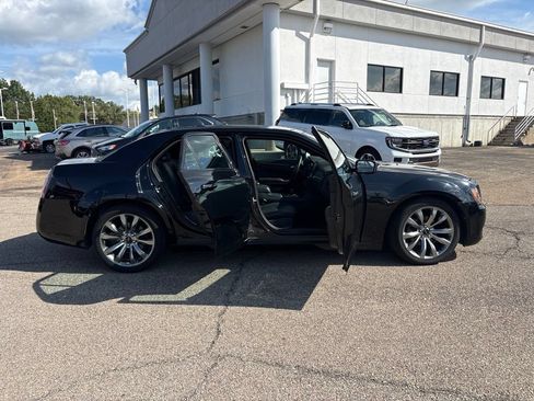 Used 2014 Chrysler 300 S RWD image 8