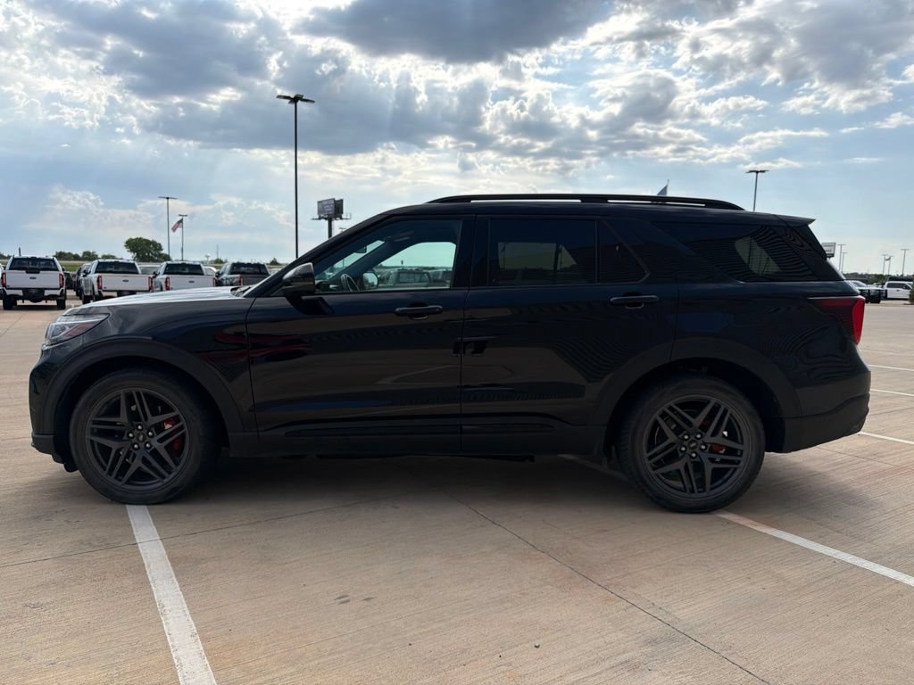 Used 2025 Ford Explorer ST AWD/4WD image 2