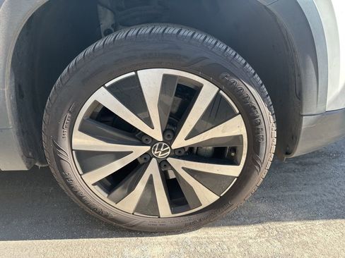 Used 2022 Volkswagen Taos SE image 3