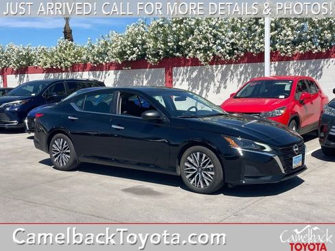 Used 2025 Nissan Altima 2.5 SV image 1