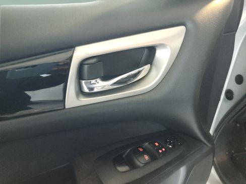 Used 2016 Nissan Pathfinder SV FWD image 15