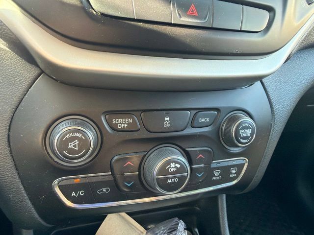 Used 2014 Jeep Cherokee Trailhawk w/ Comfort/Convenience Group AWD/4WD image 15