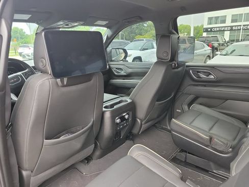 Used 2024 GMC Yukon XL SLT w/ SLT Luxury Package AWD/4WD image 12