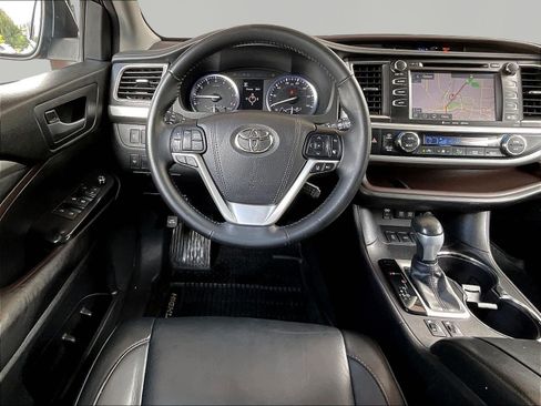 Used 2017 Toyota Highlander XLE AWD/4WD image 8