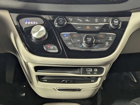 Used 2020 Chrysler Pacifica Touring-L Plus w/ Tire & Wheel Group FWD image 22