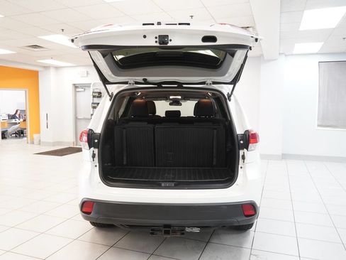 Used 2019 Toyota Highlander LE AWD/4WD image 9