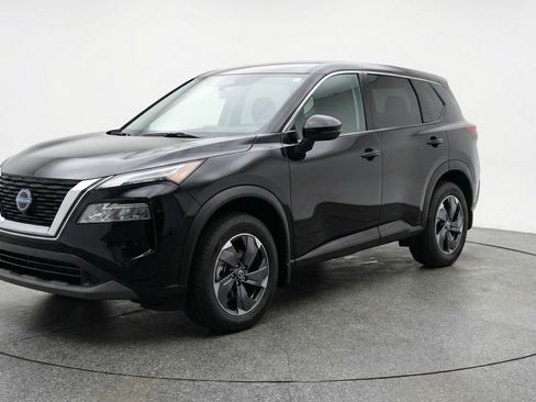Used 2025 Nissan Rogue SV image 3