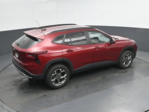 Used 2025 Chevrolet Trax LT FWD image 30