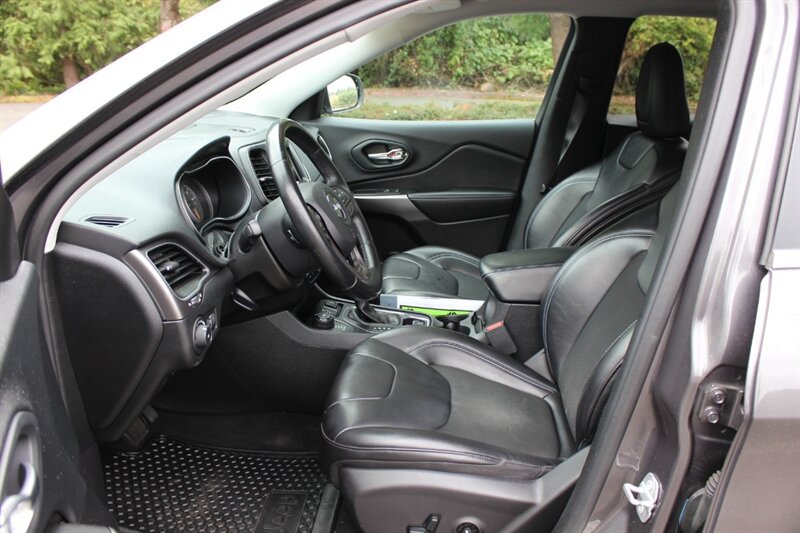 Used 2019 Jeep Cherokee Latitude Plus w/ Cold Weather Group AWD/4WD image 10