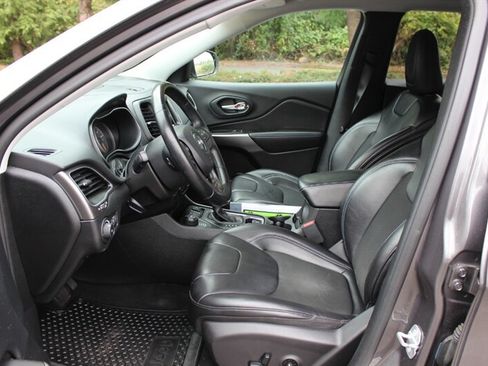 Used 2019 Jeep Cherokee Latitude Plus w/ Cold Weather Group AWD/4WD image 10