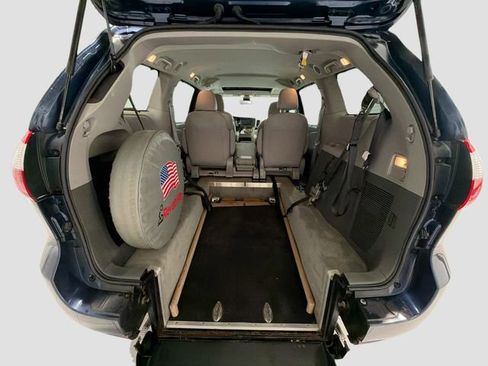 Certified 2018 Toyota Sienna XLE FWD image 21