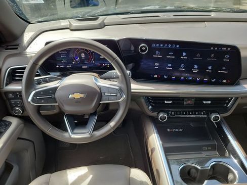 Used 2025 Chevrolet Suburban LT AWD/4WD image 17
