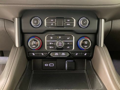 Used 2022 Chevrolet Tahoe Z71 w/ Luxury Package AWD/4WD image 11