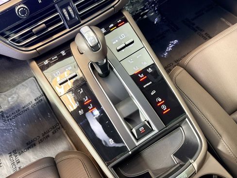 Certified 2025 Porsche Macan image 18