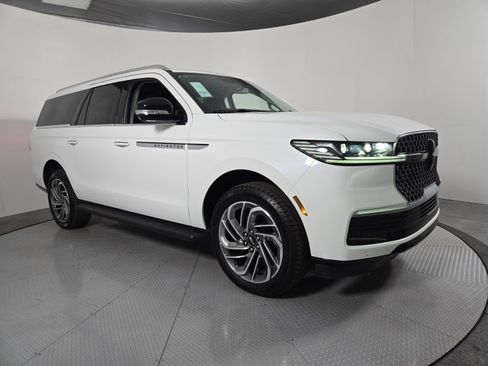 New 2026 Lincoln Navigator L Premier AWD/4WD image 2