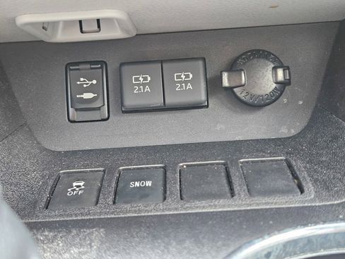 Used 2019 Toyota Highlander XLE FWD image 24