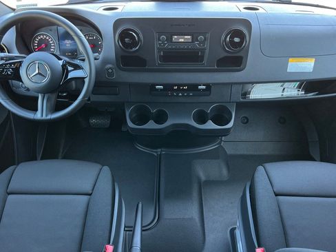 Used 2025 Mercedes-Benz Sprinter 2500 image 3