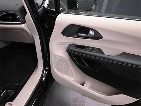 Used 2024 Chrysler Pacifica Touring-L image 23