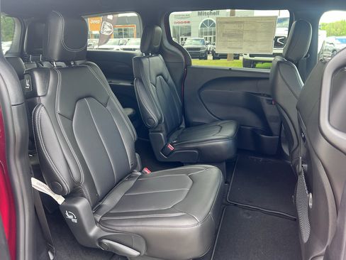 New 2026 Chrysler Pacifica Select image 13