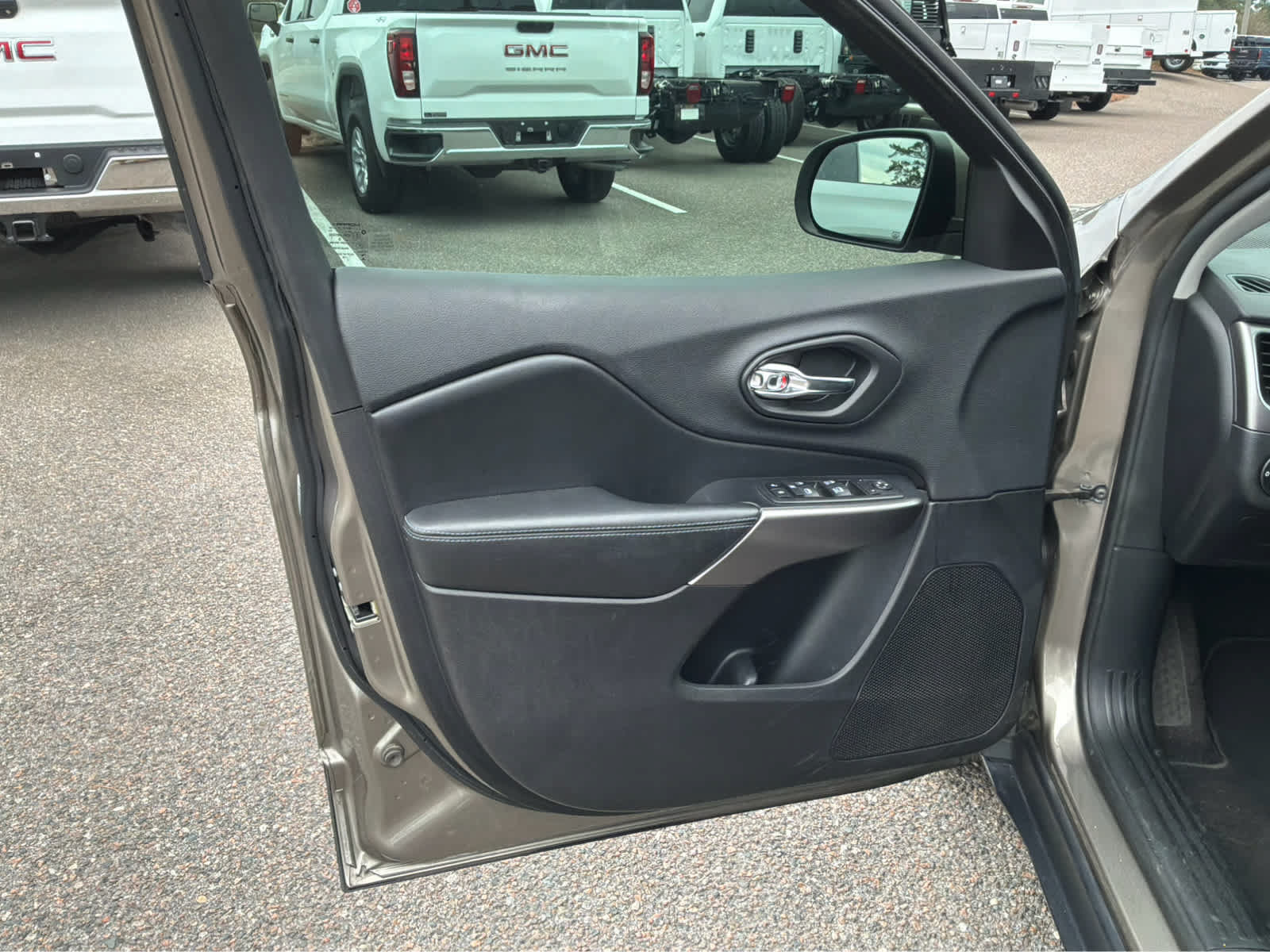 Used 2020 Jeep Cherokee Latitude FWD image 9