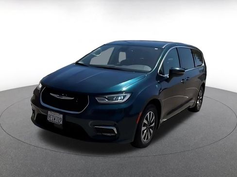Used 2023 Chrysler Pacifica Touring-L FWD image 5