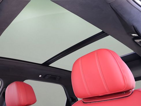 Used 2025 Bentley Bentayga AWD/4WD image 29