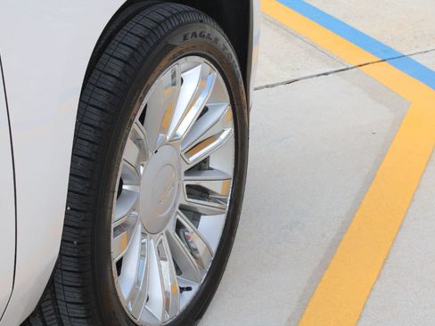 Used 2020 Cadillac Escalade Platinum RWD image 18