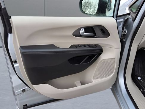 Used 2024 Chrysler Pacifica Touring-L FWD image 28