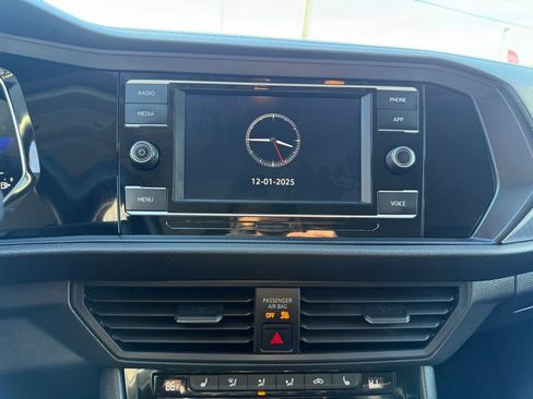 Used 2024 Volkswagen Jetta SE image 12