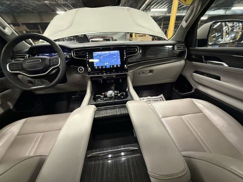 Used 2022 Jeep Wagoneer Series III w/ Premium Group I image 16