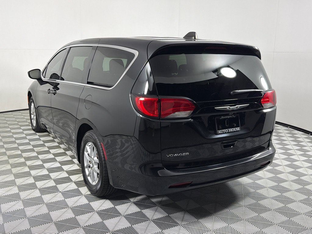 Used 2023 Chrysler Voyager LX FWD image 7