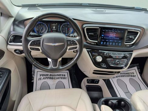 Used 2017 Chrysler Pacifica Touring-L image 13