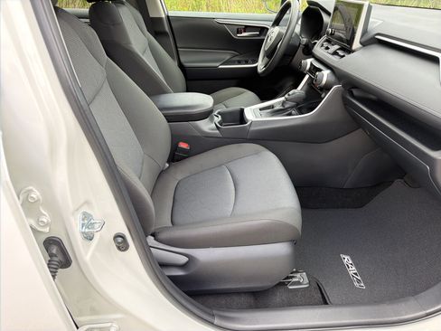 Used 2025 Toyota RAV4 XLE FWD image 13