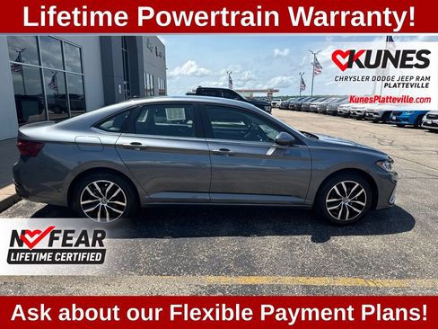Used 2025 Volkswagen Jetta SE FWD image 3