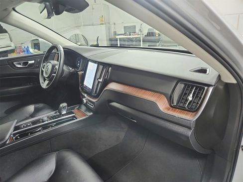 Used 2023 Volvo XC60 B5 Plus image 35