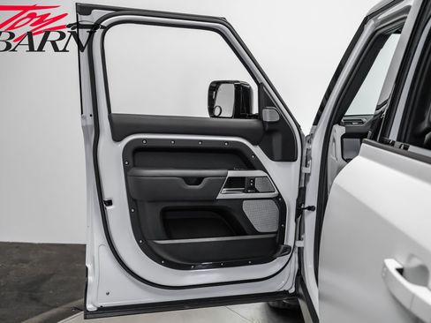 Used 2023 Land Rover Defender 130 SE AWD/4WD image 20