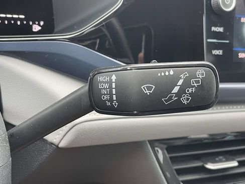 Certified 2024 Volkswagen Taos SE FWD image 24