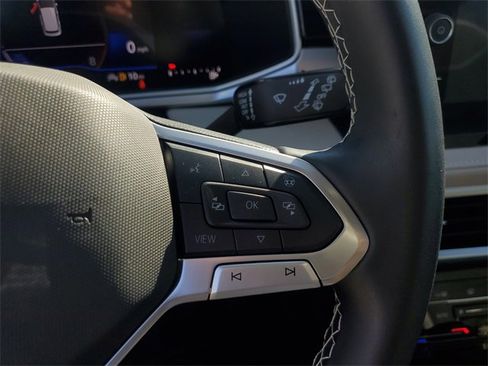 Certified 2025 Volkswagen Taos SE w/ Panoramic Sunroof Package image 28