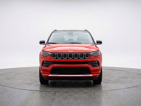Used 2025 Jeep Compass Limited AWD/4WD image 2