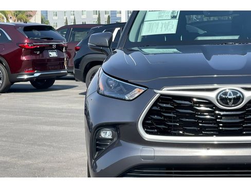 Used 2024 Toyota Highlander XLE FWD image 46