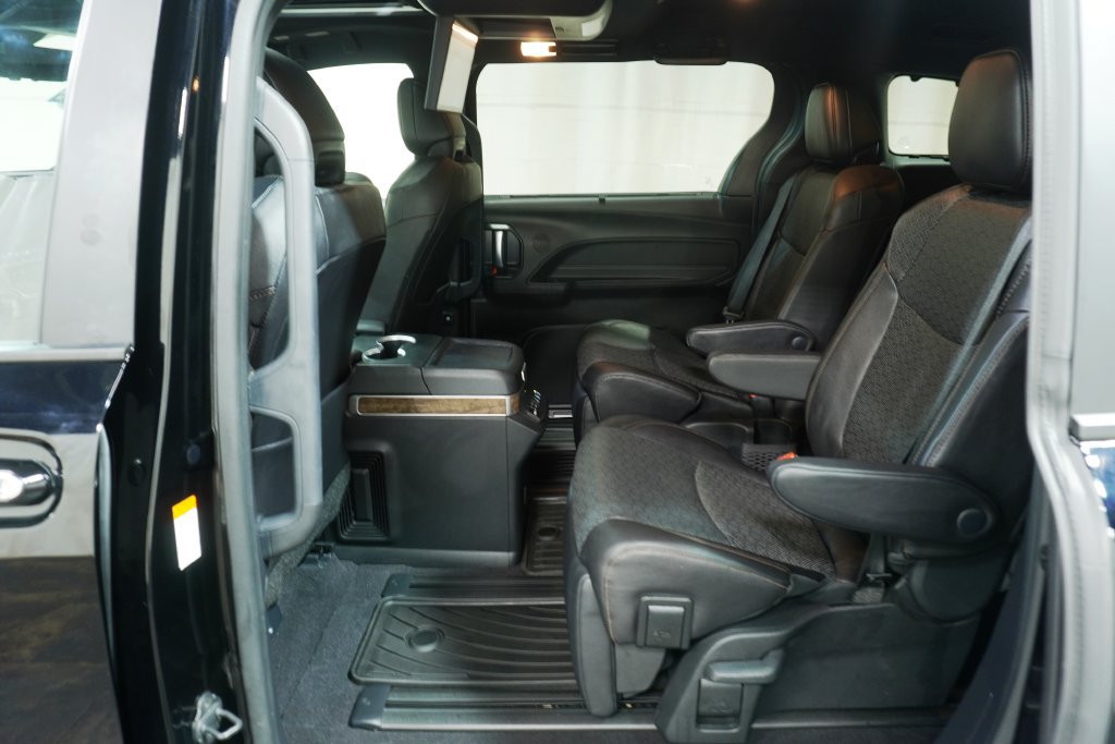 Used 2025 Toyota Sienna Platinum AWD/4WD image 15