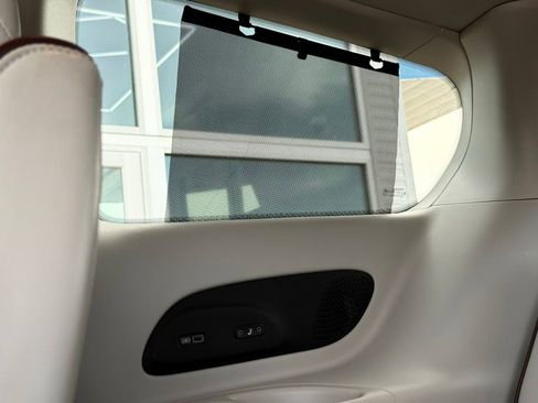 Used 2017 Chrysler Pacifica Limited FWD image 21